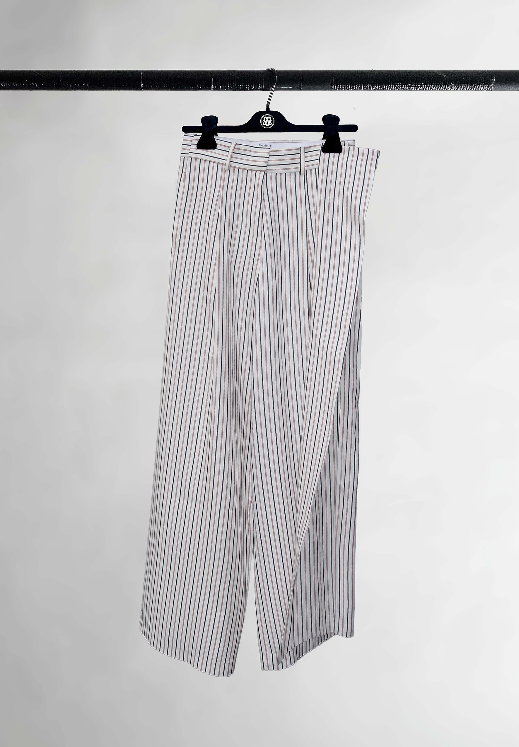 Charlotte Mullor Pantalon Gedo blanc à rayures bleu marine et rouge